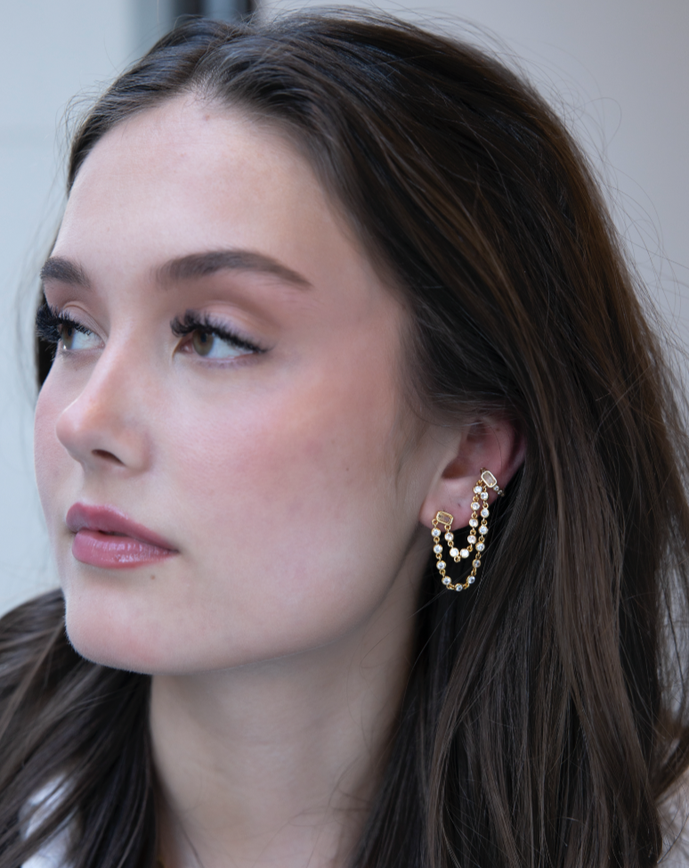 Zirkonia stud earring with cuff and chain